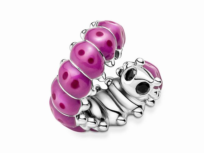 Silberner Charm in Form einer süßen, gekräuselten Raupe mit pinker Emaille und Kristallen, ideal für Armbänder und Schmuckliebhaber.