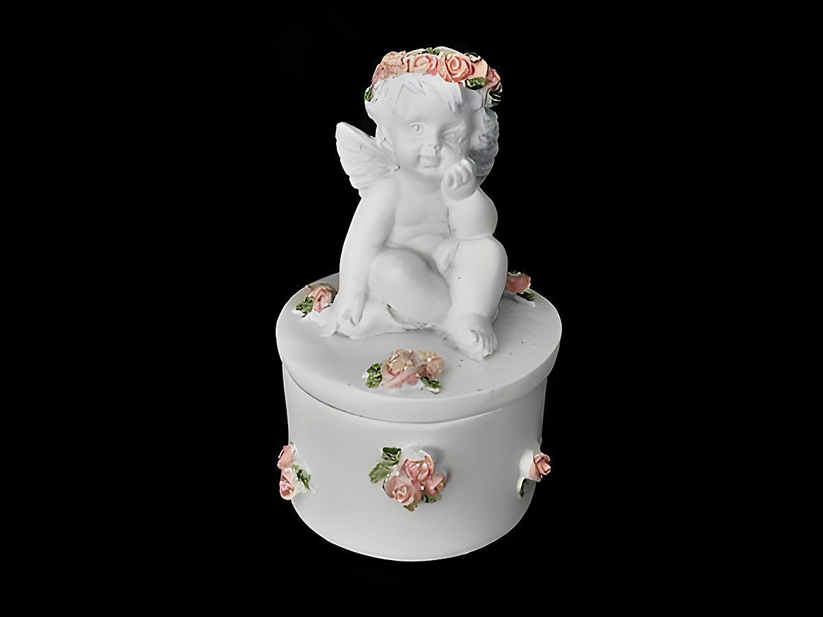 Eine dekorative Dose mit einem sitzenden Schutzengel und einer Rosenkranz-Fassung, umgeben von zarten Rosenverzierungen, ideal als Geschenkidee des Juweliers Harnisch.