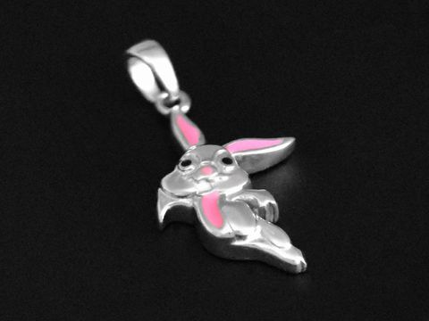 Niedlicher Hase als rhodinierter Silber Anhänger mit pinkem Emaille, hergestellt von Juwelier Harnisch, ideal als Schmuckstück für Tierliebhaber.