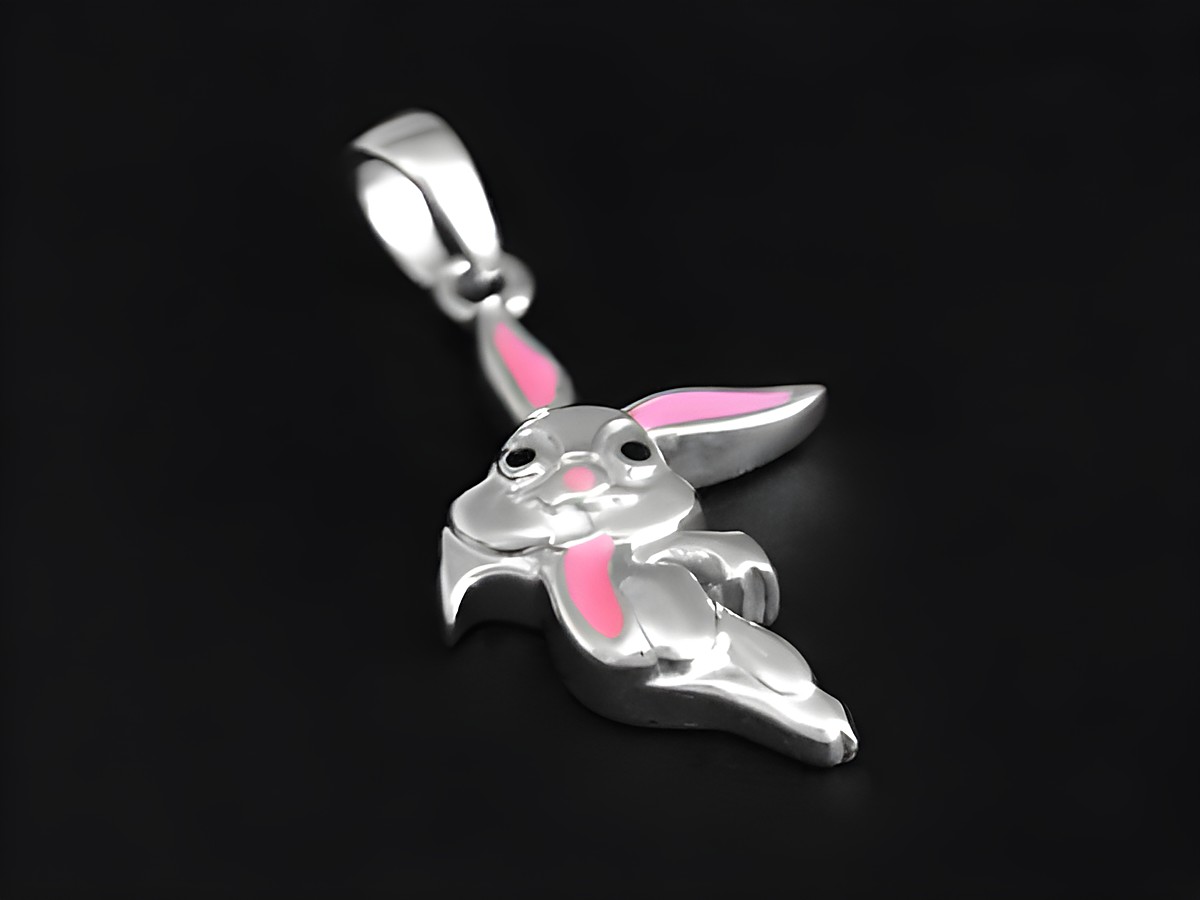 Niedlicher Hase als rhodinierter Silber Anhänger mit pinkem Emaille, hergestellt von Juwelier Harnisch, ideal als Schmuckstück für Tierliebhaber.