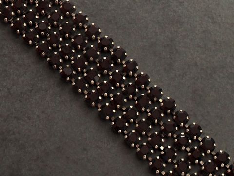 Pompöses Strass Armband in granatrot mit goldfarbener Fassung, Länge 18 cm, von Juwelier Harnisch. Ideal für elegante Anlässe und stilvolle Akzente.