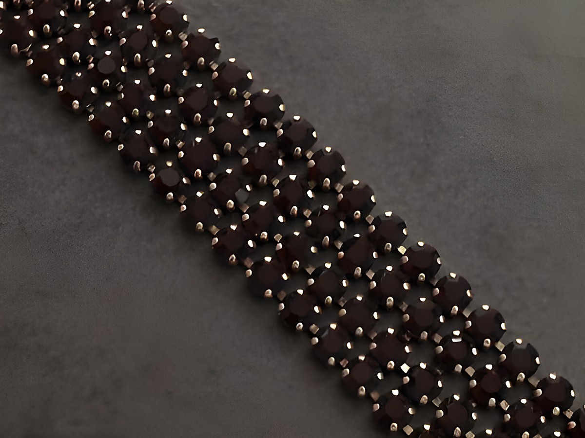 Pompöses Strass Armband in granatrot mit goldfarbener Fassung, Länge 18 cm, von Juwelier Harnisch. Ideal für elegante Anlässe und stilvolle Akzente.