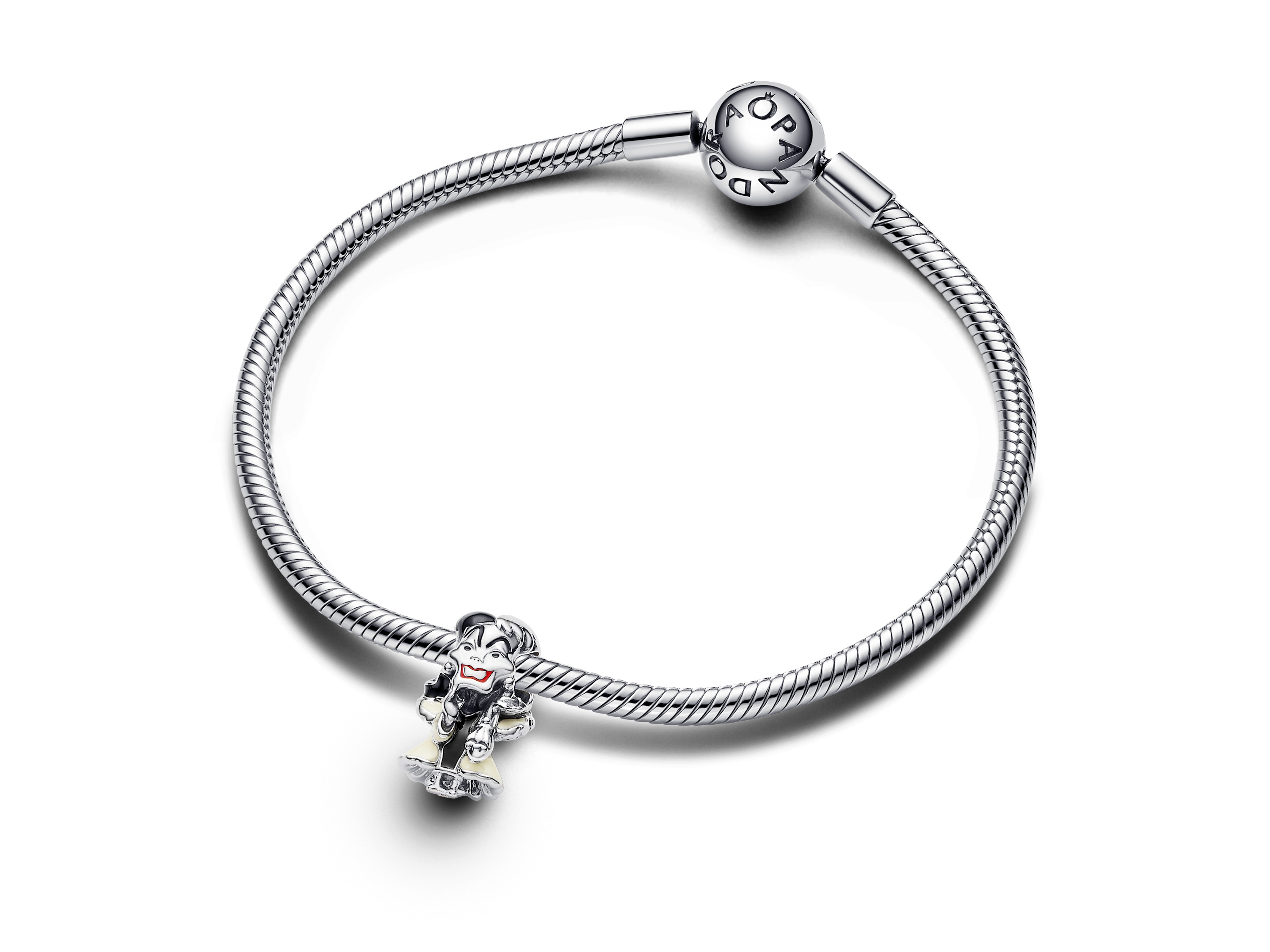 Ein silberner Pandora Armband mit einem Cruella De Vil Anhänger aus Sterling Silber und Emaille, Teil der Disney Kollektion, auf hellem Hintergrund.
