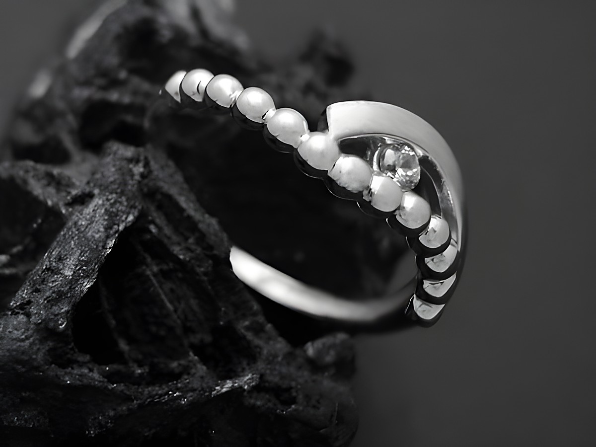 Silberring zauberhaft mit weißen Zirkonia aus rhodiniertem Sterling Silber in Größe 50 von Hersteller Juwelier Harnisch, elegant und filigran gestaltet.