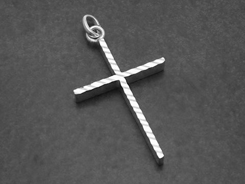 Silber Kreuz Anhänger mit einem feinen Muster, ideal als Geschenkidee zur Taufe, hergestellt von Juwelier Harnisch. Der Anhänger besticht durch seine schlichte Eleganz und hochwertige Verarbeitung.