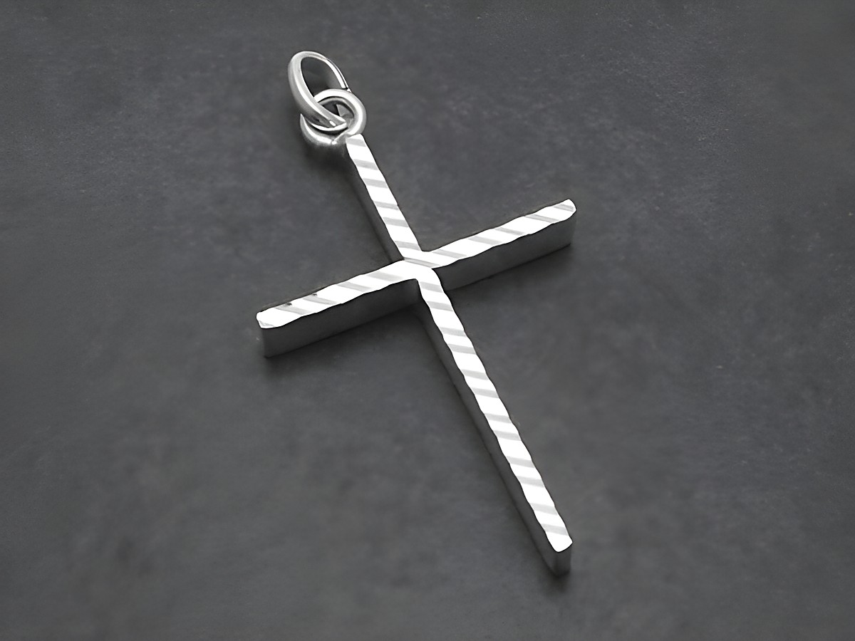 Silber Kreuz Anhänger mit einem feinen Muster, ideal als Geschenkidee zur Taufe, hergestellt von Juwelier Harnisch. Der Anhänger besticht durch seine schlichte Eleganz und hochwertige Verarbeitung.
