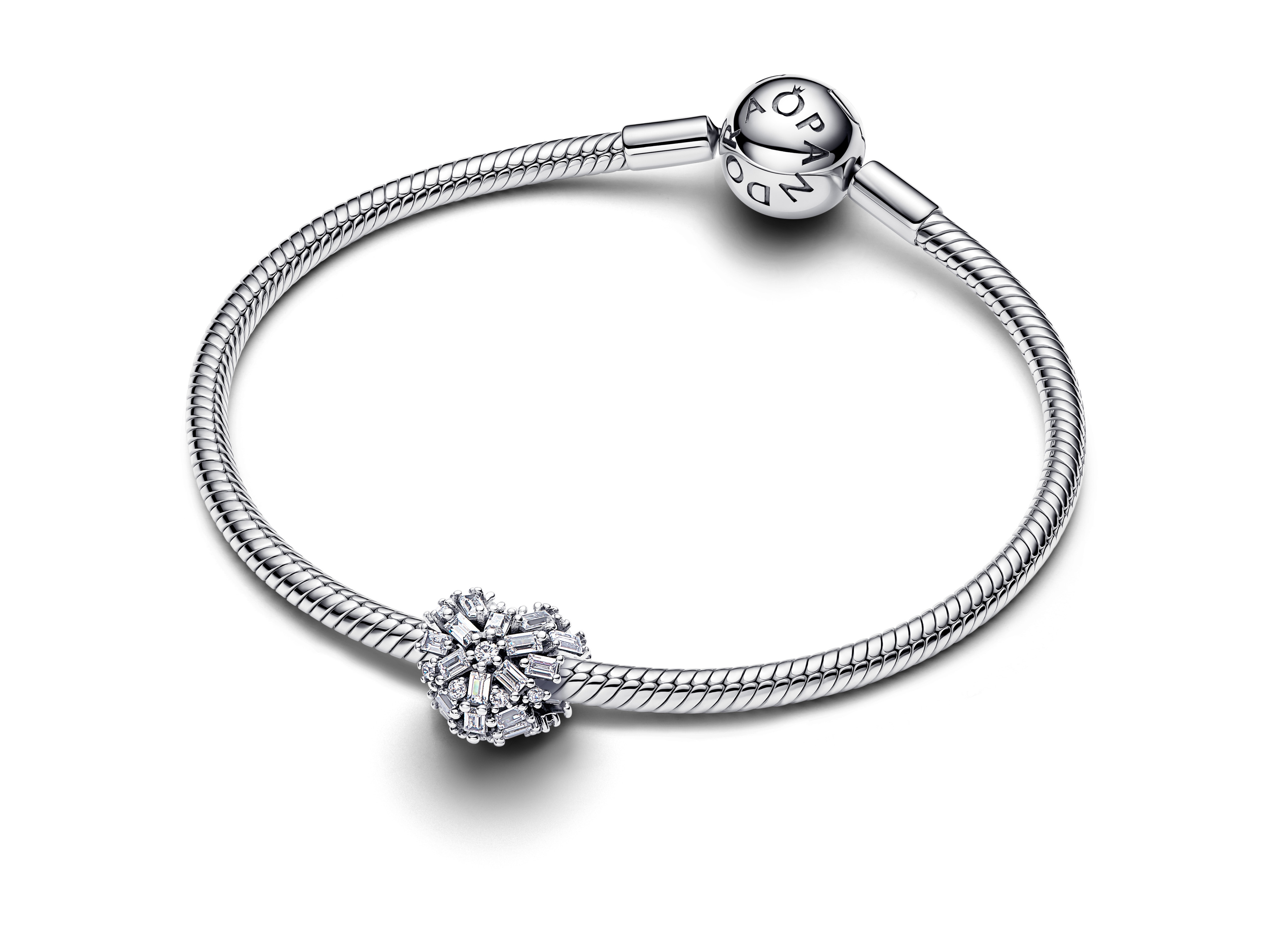 Funkelnder Herz Charm von Pandora aus Sterling Silber mit Zirkonia, exquisite Details und elegantes Design, perfekt für besondere Anlässe, neueste Kollektion im Onlineshop erhältlich.