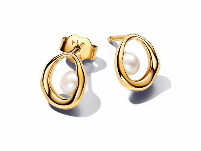 Ovale, organisch geformte Ohrringe von Pandora in Gelbgold vergoldet mit einer weißen Süßwasserzuchtperle, elegant und zeitlos im Design, ideal für jeden Anlass.