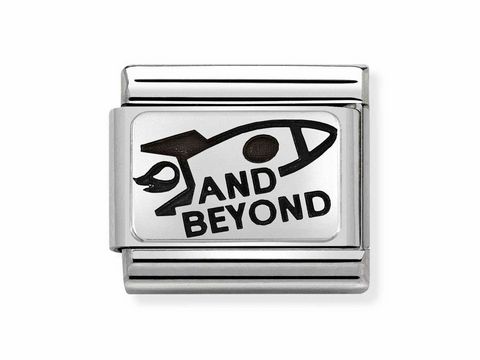 333010925-0 Komponente aus Edelstahl in Silber mit einer oxidierten Plakette, die eine Rakete und den Schriftzug AND BEYOND zeigt, ideal für die Nomination Classic Armbänder.