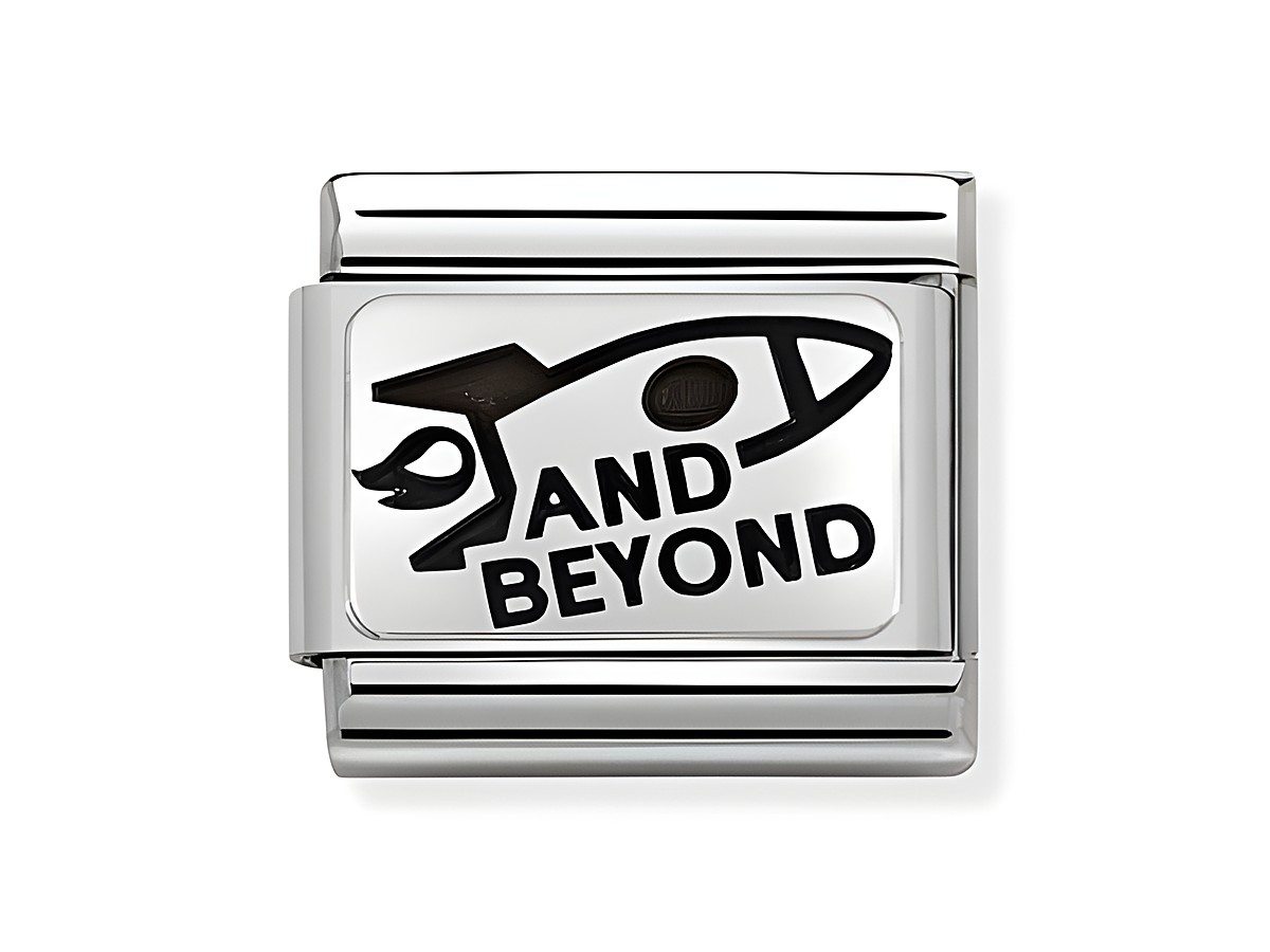 Komponente aus Edelstahl in Silber mit einer oxidierten Plakette, die eine Rakete und den Schriftzug AND BEYOND zeigt, ideal für die Nomination Classic Armbänder.