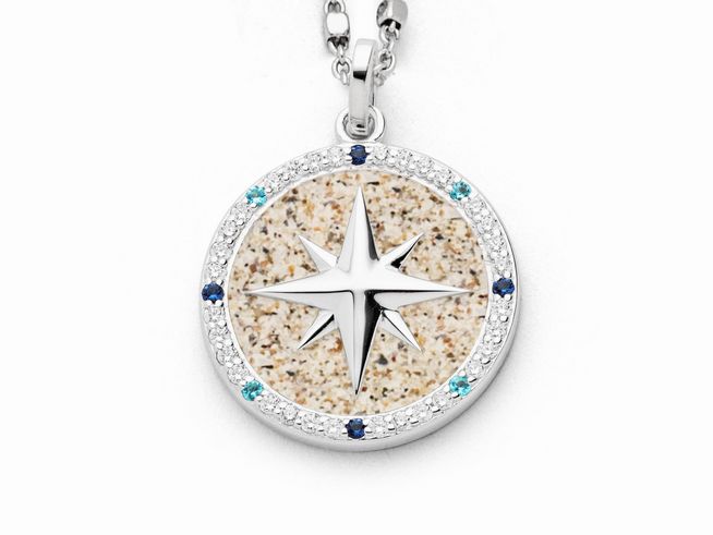 DUR Anhänger Kompassrose 2.0 aus Sterlingsilber mit einem zentralen, sternförmigen Element und einem kreisförmigen Rand aus bunten, funkelnden Steinen.