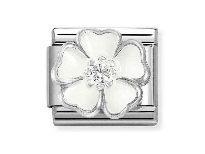 Weiße Pfirsichblüte aus Emaille mit Zirkonia in der Mitte auf einem silbernen Nomination Classic Silber 330321 15 Motiv. Elegante und stilvolle Charm für Armbänder.