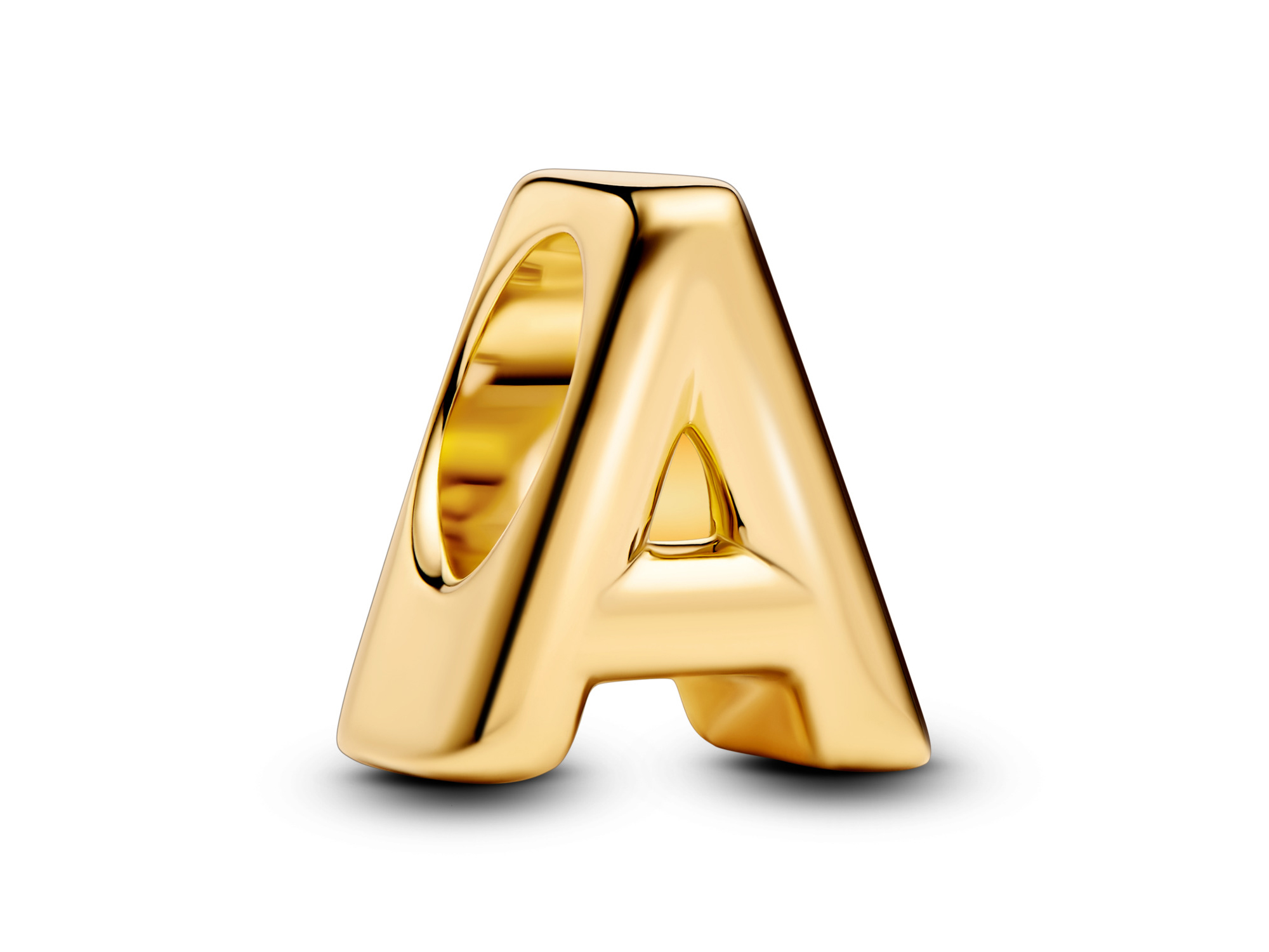 Ein Buchstabe A aus gelbgoldvergoldetem Material, glänzend und modern gestaltet, ideal für Schmuckliebhaber und als persönliche Note in Kombination mit anderen Pandora Artikeln.
