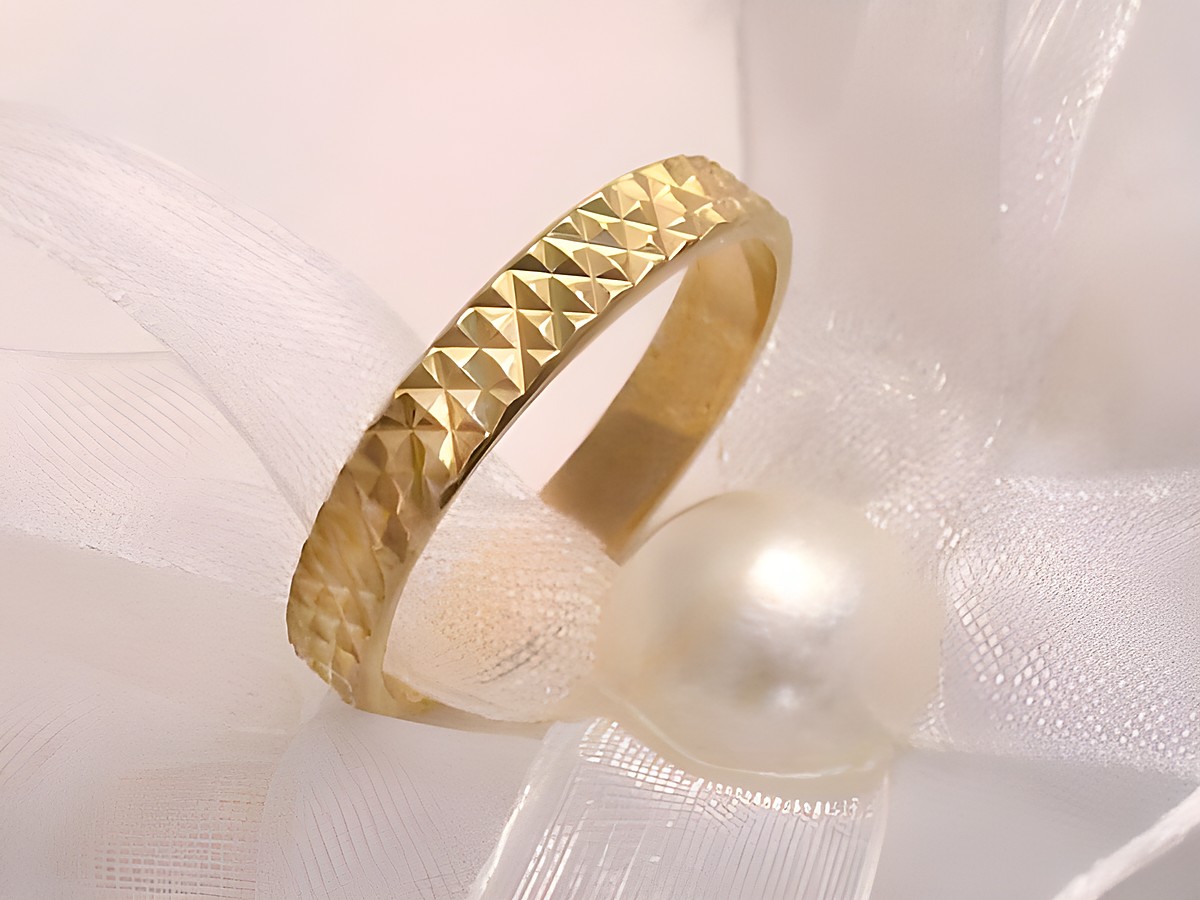Trauring Ehering MARRIAGE in Gold 333 mit einer strukturierten Oberfläche, Größe 63/20,0, Hersteller Juwelier Harnisch, bis Größe 64/20,4, ideal für den besonderen Anlass.