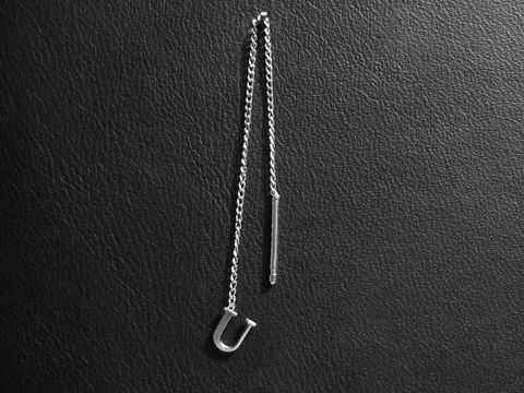 Silber Ohrring in Form des Buchstabens U mit einer Kette und einem geraden Anhänger, Hersteller Juwelier Harnisch, ideal für persönliche Akzente und als Geschenk.