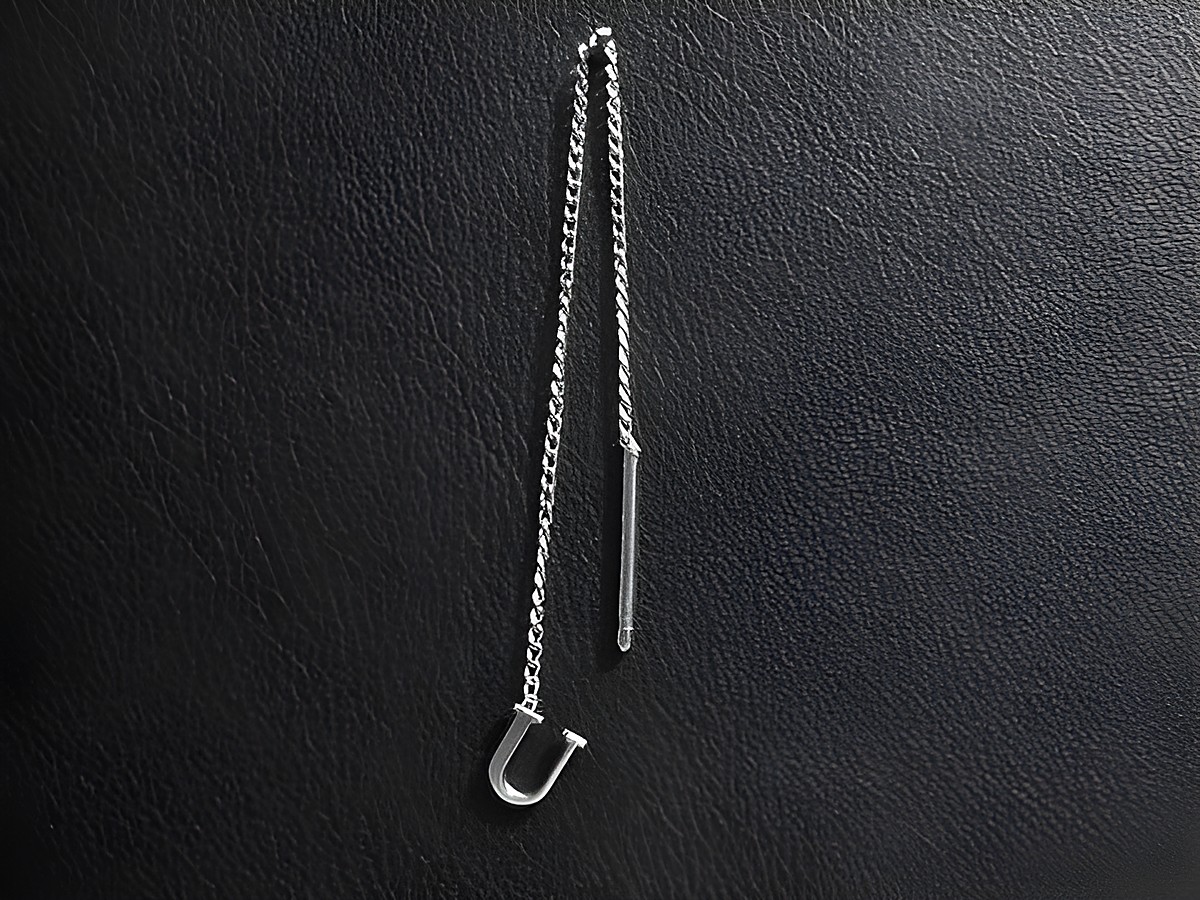 Silber Ohrring in Form des Buchstabens U mit einer Kette und einem geraden Anhänger, Hersteller Juwelier Harnisch, ideal für persönliche Akzente und als Geschenk.