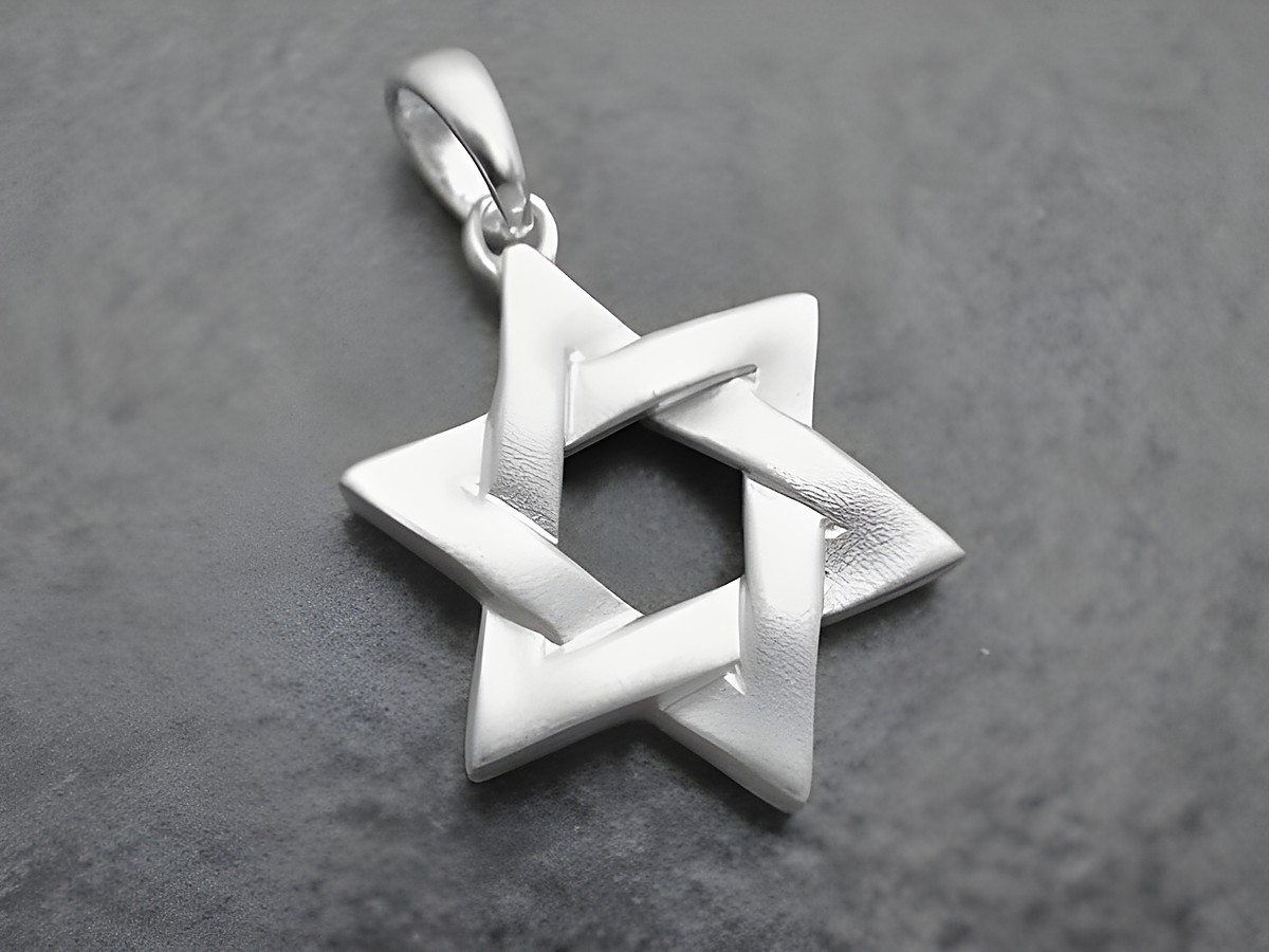 Davidstern aus Weißgold 333, filigraner Anhänger mit religiösem Symbolgehalt, hergestellt von Juwelier Harnisch, ideal als Schmuckstück für spirituelle Anlässe.
