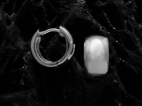 Creolen 1,4 cm aus rhodiniertem Sterling Silber, auffälliges und poliertes Design, Hersteller Juwelier Harnisch, ideal für einen eleganten Look, bis 15 mm Durchmesser.