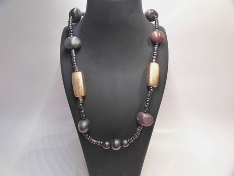 61737-0 Holzkette Multiform 30 mm bunt 90 cm aus Holz, mit verschiedenen bunten Perlen und dekorativen Elementen, idealer Schmuck für vielfältige Anlässe, Hersteller Juwelier Harnisch.