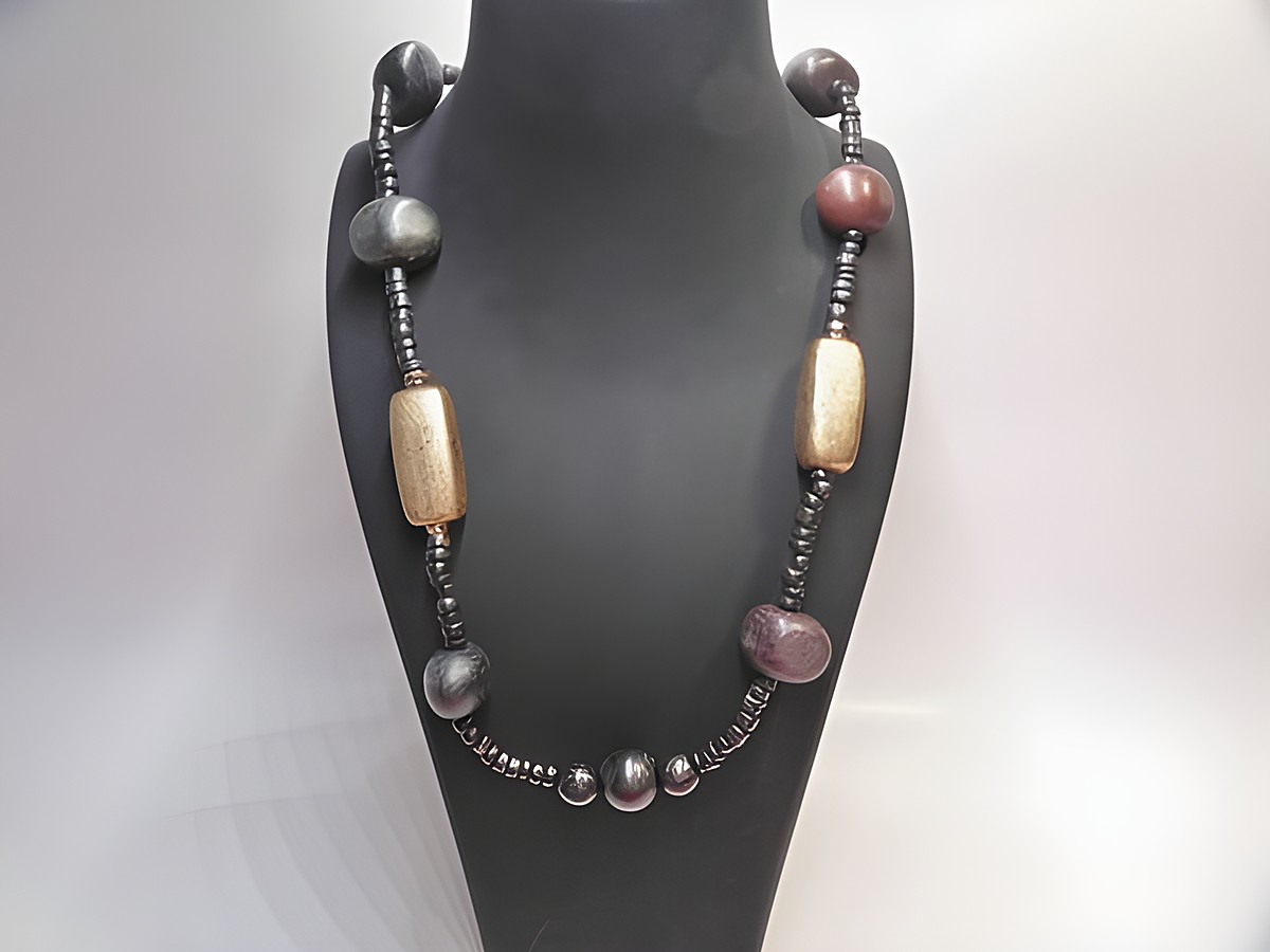Holzkette Multiform 30 mm bunt 90 cm aus Holz, mit verschiedenen bunten Perlen und dekorativen Elementen, idealer Schmuck für vielfältige Anlässe, Hersteller Juwelier Harnisch.