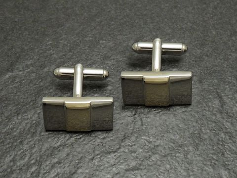 Moderne Bi-Color Designer Manschettenknöpfe von Juwelier Harnisch in silberfarben, stilvolles und elegantes Design mit glatten Oberflächen und klaren Linien, perfekt für besondere Anlässe.