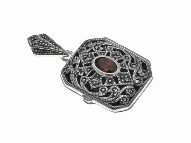 Granat Medaillon in rechteckiger Form, nostalgisches Design aus Sterlingsilber von Juwelier Harnisch, verziert mit kunstvollen Mustern und einem zentralen Stein.
