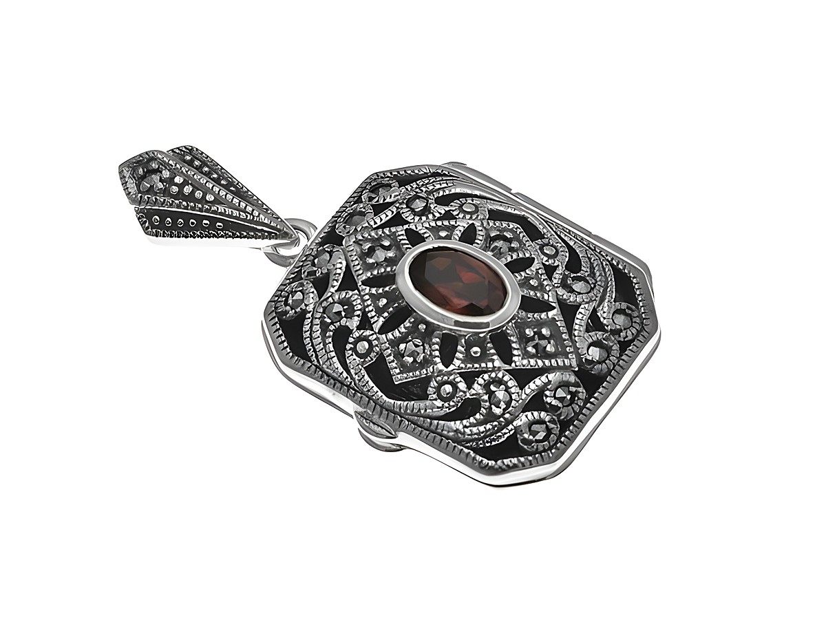 Granat Medaillon in rechteckiger Form, nostalgisches Design aus Sterlingsilber von Juwelier Harnisch, verziert mit kunstvollen Mustern und einem zentralen Stein.