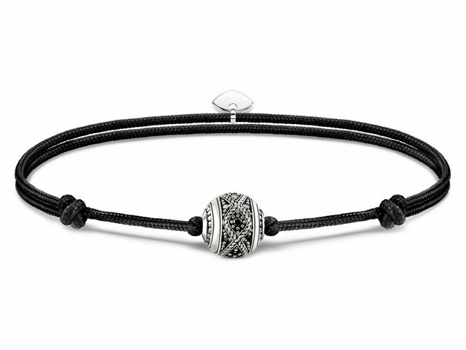 Schwarzes Textilarmband von Thomas Sabo mit Karma Bead aus geschwärztem Silber, verziert mit Zirkonia, verstellbar bis 22 cm, elegantes und modernes Design.