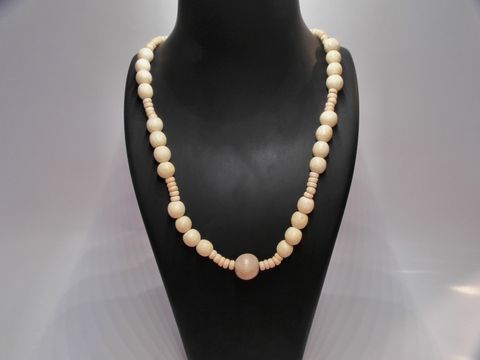 Holzkette mit Kugeln aus naturbraunem Holz in 15 mm Durchmesser, Länge 60 cm, von Juwelier Harnisch, ideal für stilvollen Schmuck.