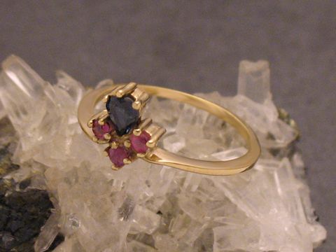 Filigraner Goldring aus Gold 333 mit einem Safir und zwei Rubinen, Größe 51, Hersteller Juwelier Harnisch, passend bis Größe 52.