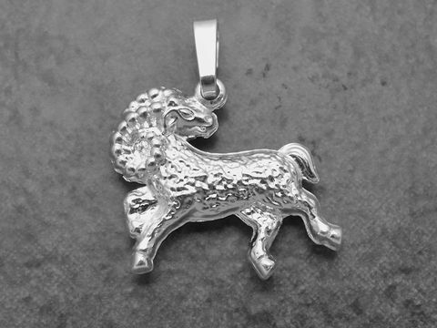 Anhänger Sternzeichen Widder aus rhodiniertem Sterling Silber, plastisch gestaltet, zeigt einen Widder mit geschwungenen Hörnern, ideal für astrologische Liebhaber.