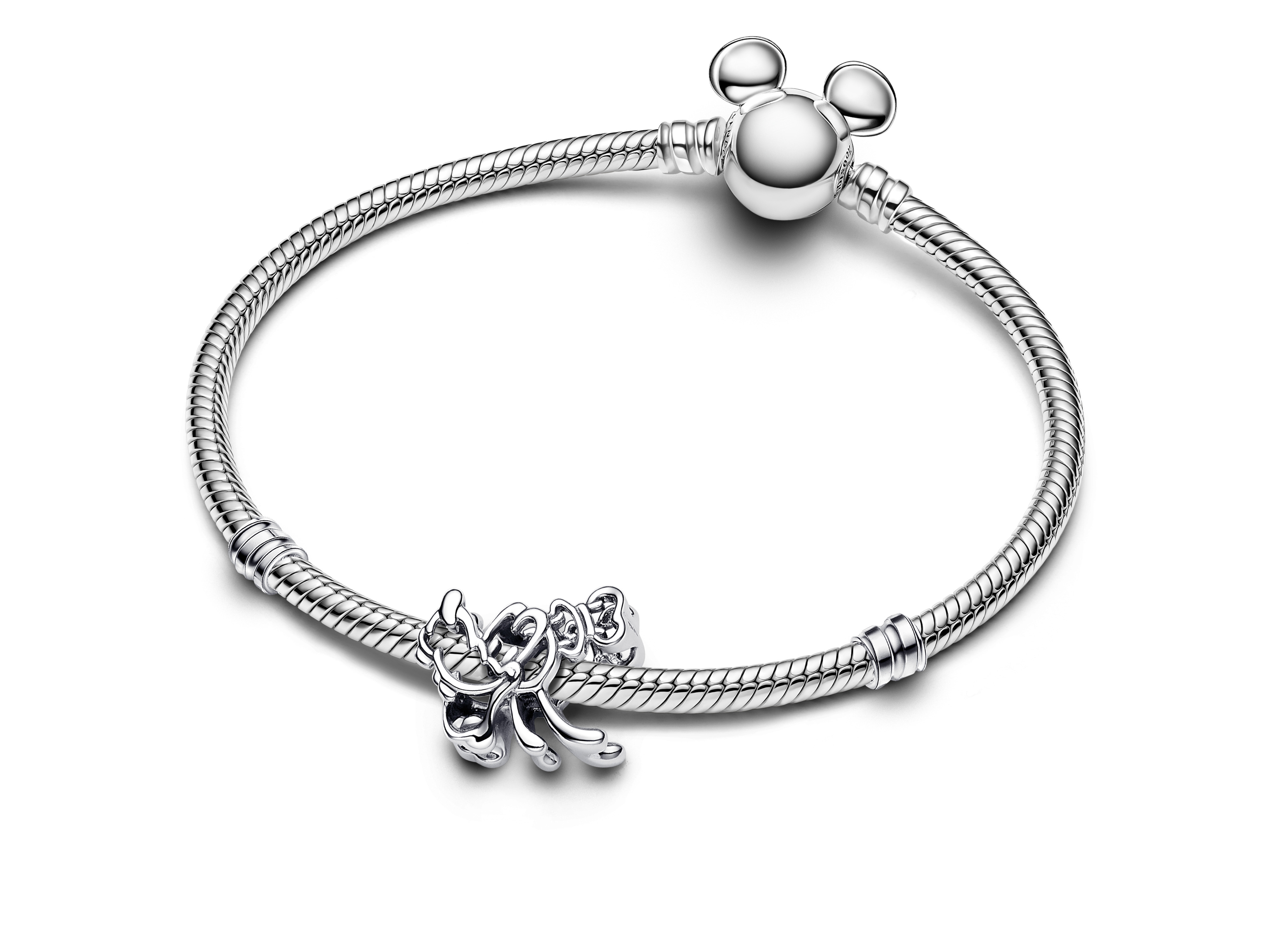 Das Bild zeigt ein armdickes Armband aus Sterling Silber mit einer Mickey-Maus-Kugel und einem Goofy-Anhänger von der Marke Pandora, ideal als Schmuckstück für Disney-Fans.