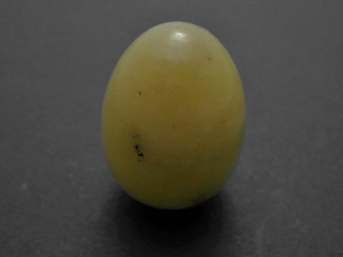 Steinei aus grünem Achat in der Größe 30 x 22 x 22 mm von Juwelier Harnisch, natursteinoptisch, ideal zur Dekoration oder als Sammlerstück.