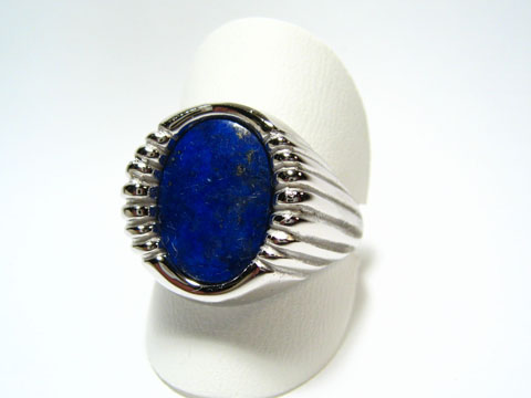 Silber Ring rhodiniert mit einem ovalen blauen Sodalith von 1 x 1,4 cm, hergestellt von Juwelier Harnisch, verstellbar. Ideal für stilvolle Akzente.