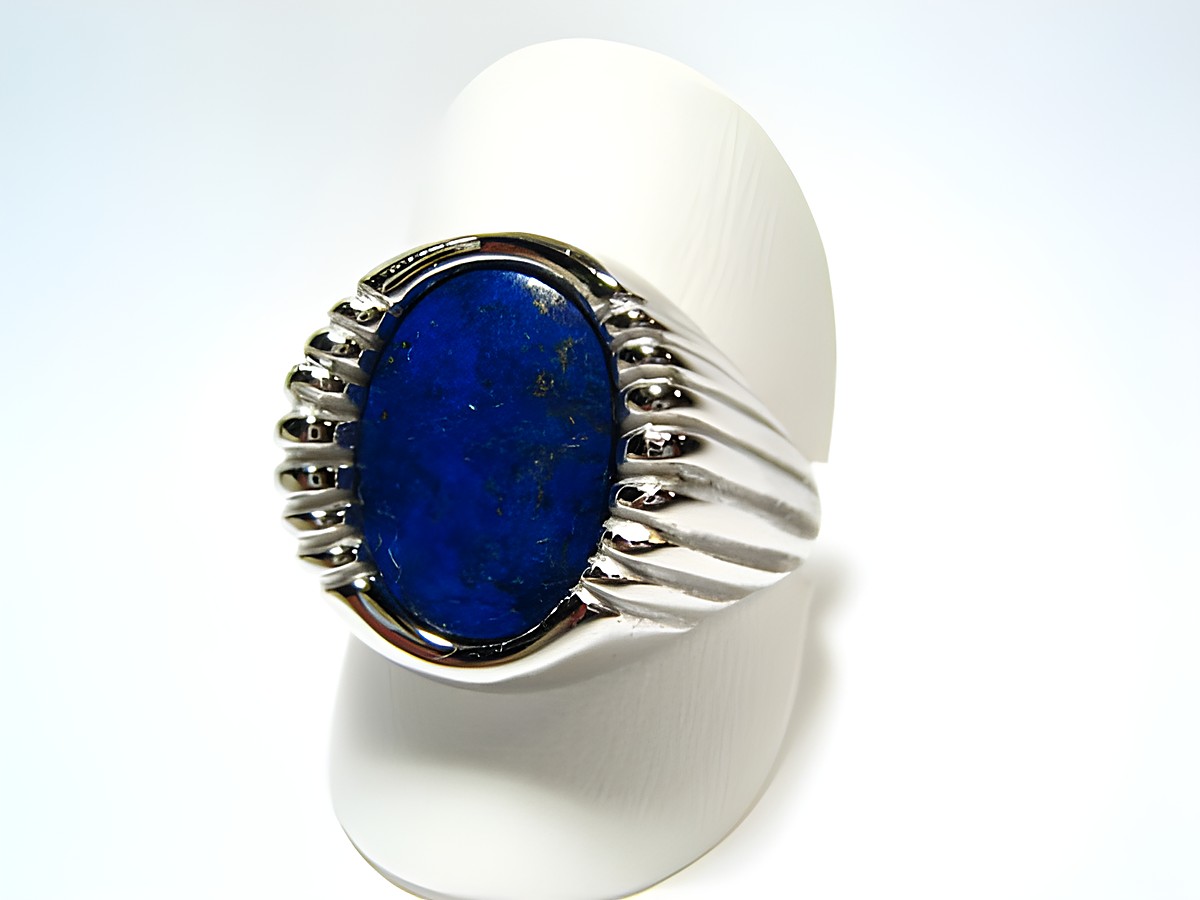Silber Ring rhodiniert mit einem ovalen blauen Sodalith von 1 x 1,4 cm, hergestellt von Juwelier Harnisch, verstellbar. Ideal für stilvolle Akzente.