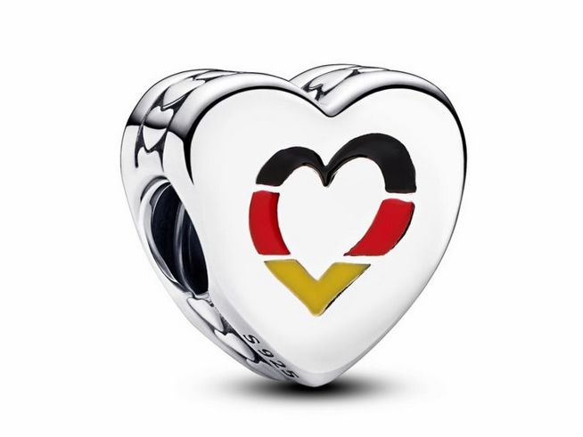 Silberner Herz-Charm mit Herzsymbol in den Farben der deutschen Flagge, gefertigt aus Silber und Emaille, von Pandora, Modell 792015C00_E059.