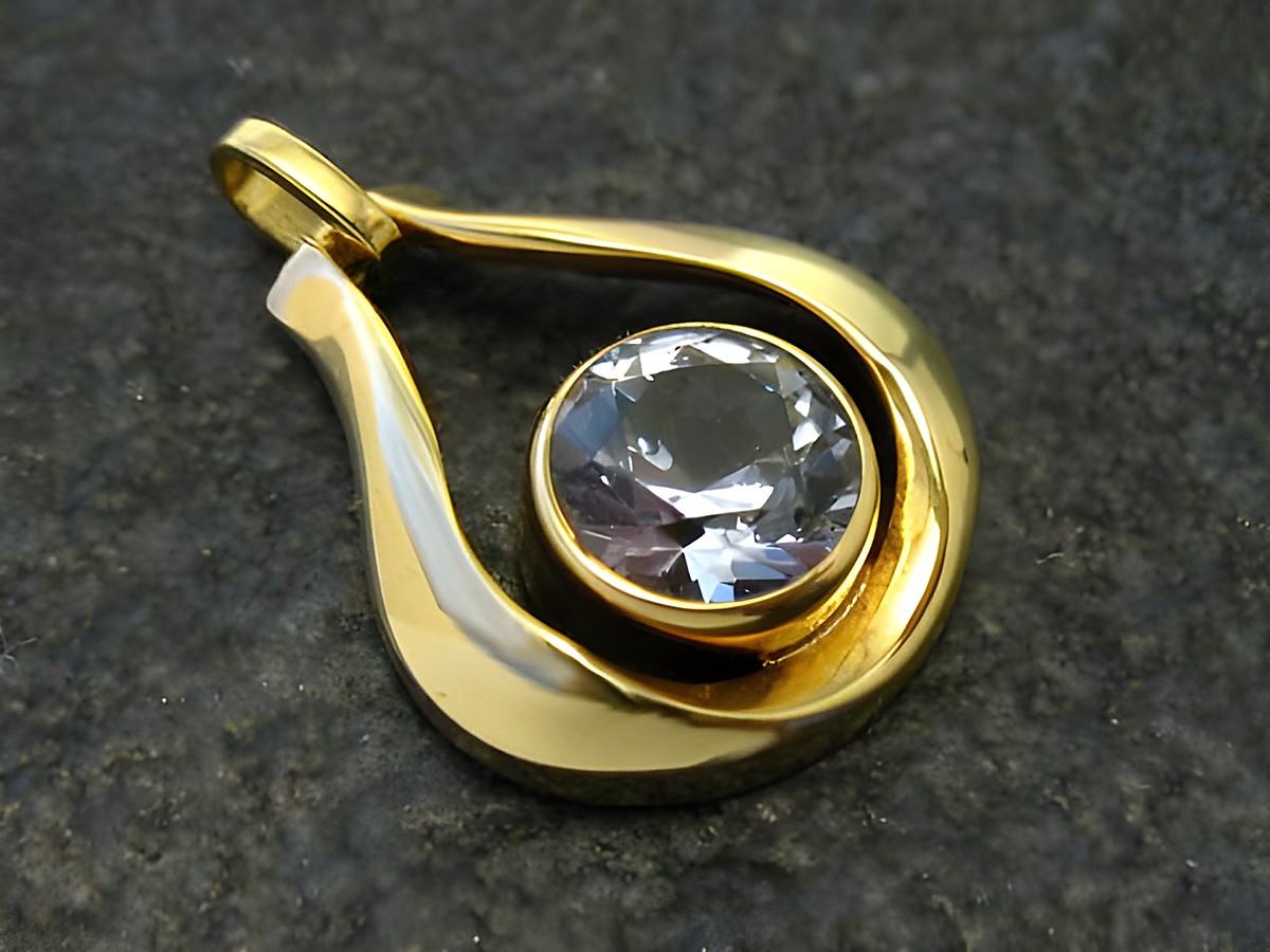 Designer Goldanhänger mit synthetischem Aquamarin, 18 mm, Hersteller Juwelier Harnisch, stilvolle Teardrop-Form, glänzendes Finish, elegantes Schmuckstück für besondere Anlässe.