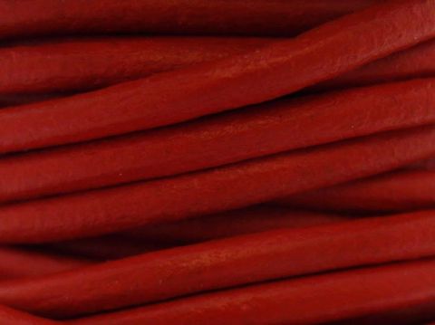 Lederband in Rot mit einer Länge von 95 cm und einer Stärke von 3 mm, ausgestattet mit einem Edelstahl Bajonett, Hersteller Juwelier Harnisch.