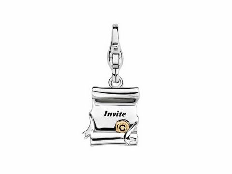 Ein silberner Charm von Ti Sento in Form einer eingerollten Einladung mit der Aufschrift Invite und einem goldenen Detail. Ideal für Schmuckliebhaber.
