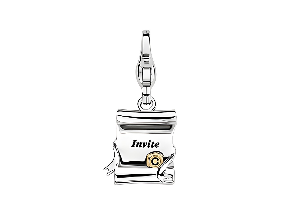 Ein silberner Charm von Ti Sento in Form einer eingerollten Einladung mit der Aufschrift Invite und einem goldenen Detail. Ideal für Schmuckliebhaber.