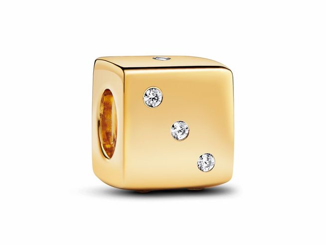 Funkelnder Würfel Charm von Pandora in gelbgold vergoldet mit klaren Zirkonia besetzt, symbolisiert Glück und Eleganz, ideal für persönliche Schmuckstücke und Armbänder.