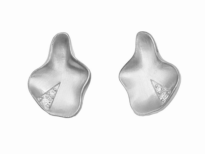 Ohrstecker in Blattform aus 925 Sterling Silber, teilmattiert, mit Zirkonia, hergestellt von Juwelier Harnisch, elegant und modern im Design. Ideal für jeden Anlass.