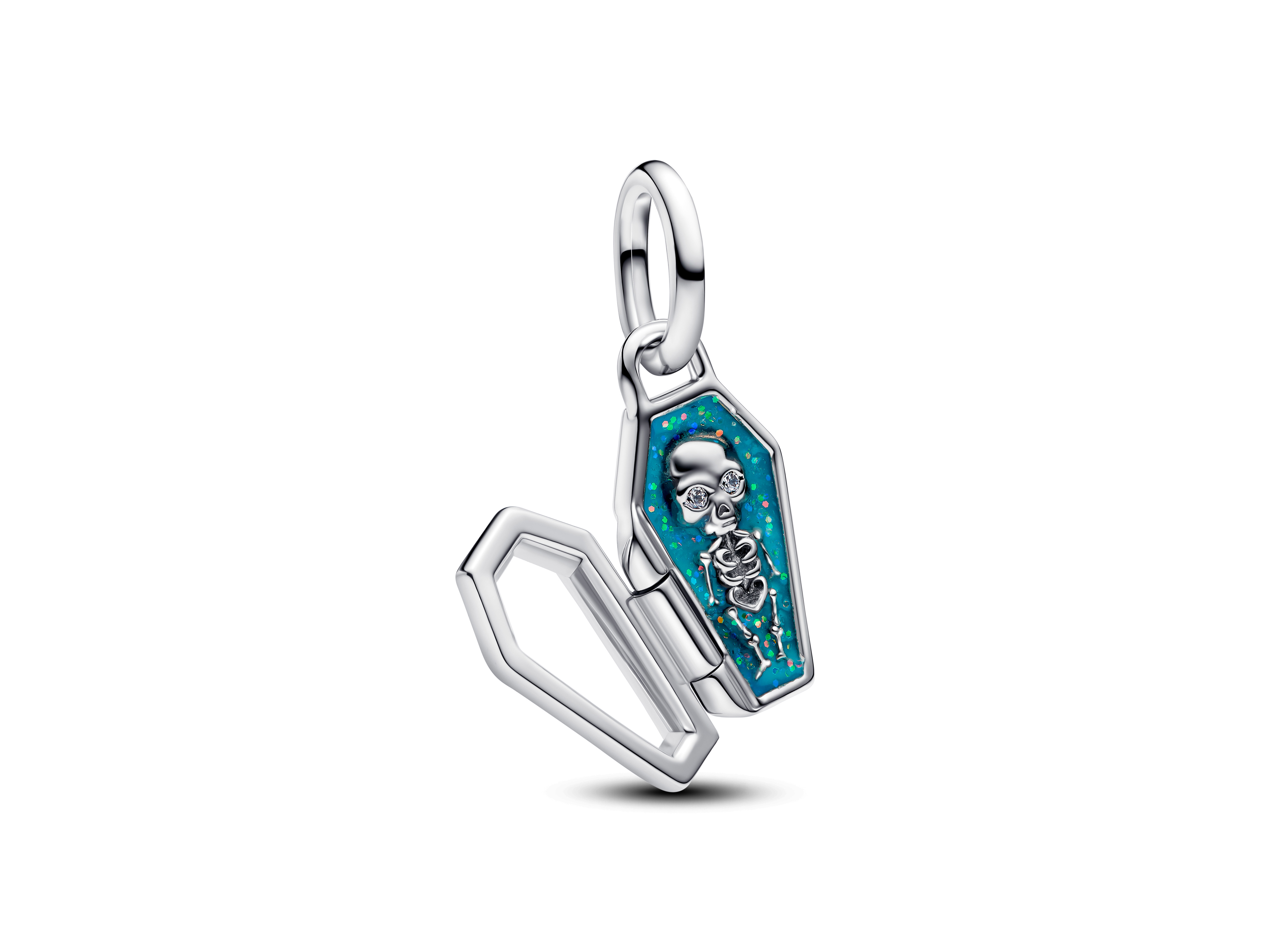 Auf dem Bild ist ein aufklappbarer Glow-in-the-Dark Sarg Charm von Pandora zu sehen. Der Charm aus Sterlingsilber ist mit grüner Emaille und Zirkonia verziert und zeigt ein detailliertes Skelett.