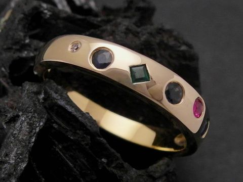 Gold Ring aus 585er Gold mit Safir, Rubin, Smaragd und Diamant, eleganter Goldring in Größe 54, Hersteller Juwelier Harnisch, stilvolles Design.