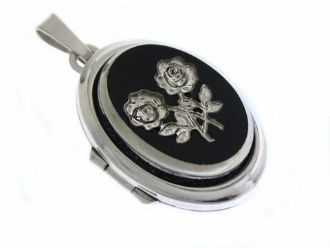 Blümchen Medaillon mit Cabochon aus Sterling Silber, gefertigt von Juwelier Harnisch, zeigt ein filigranes Design mit Rosenmotiven auf schwarzem Hintergrund.