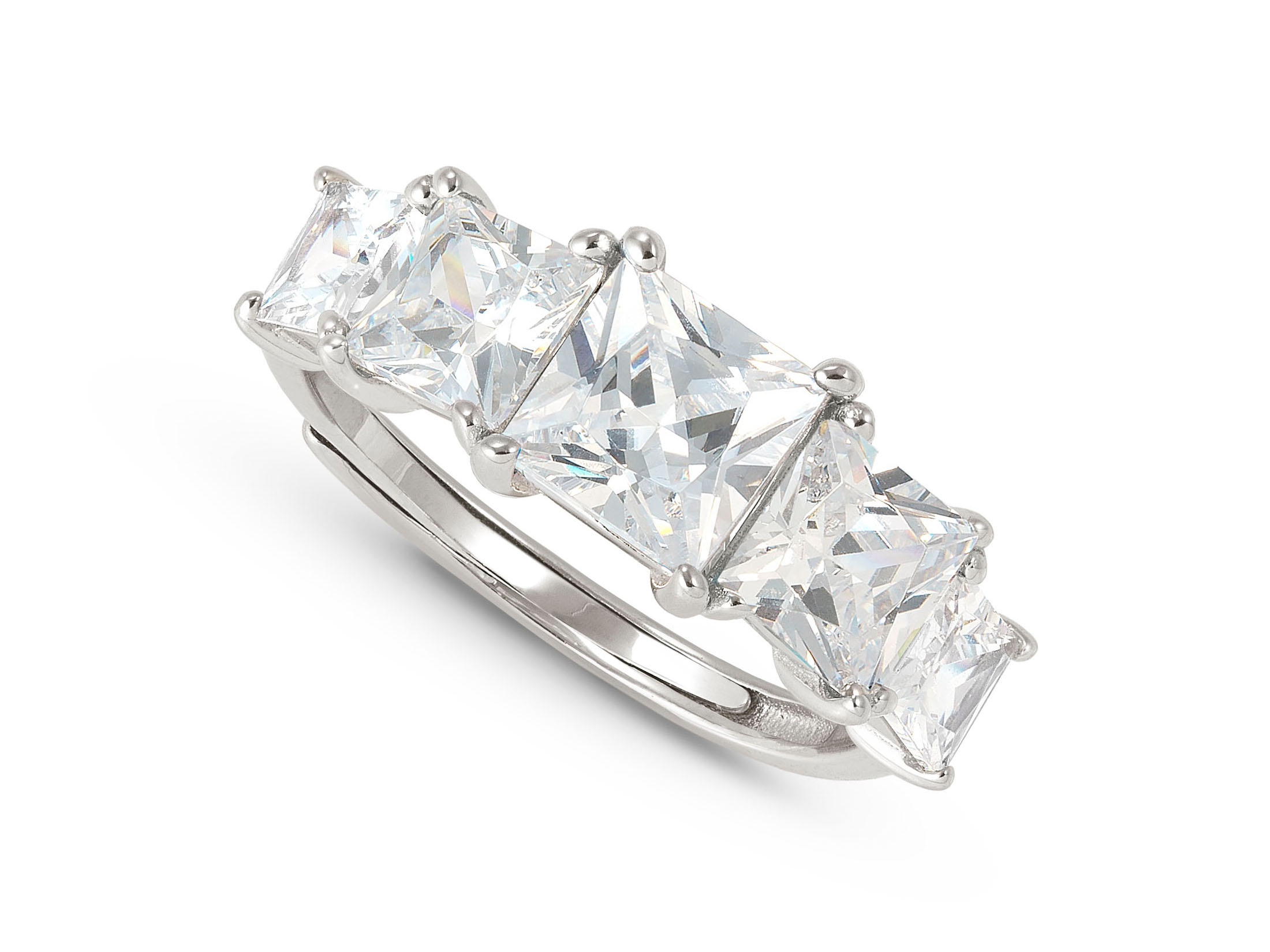 Der Ring aus Sterling Silber ist mit funkelnden Zirkonia besetzt und zeigt ein elegantes, modernes Design. Er ist verstellbar und in den Größen 51 bis 59 erhältlich.