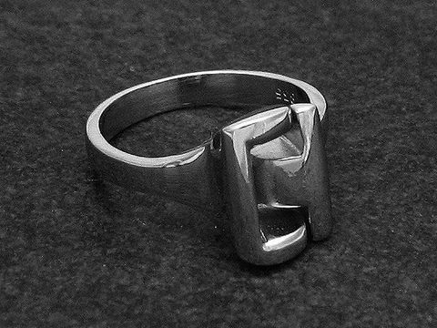 Silberring rho modern in wenig verstellbarer Größe, aus rhodiniertem Metall, ohne Stein, vom Hersteller Juwelier Harnisch, mit ausgefallenem Design.