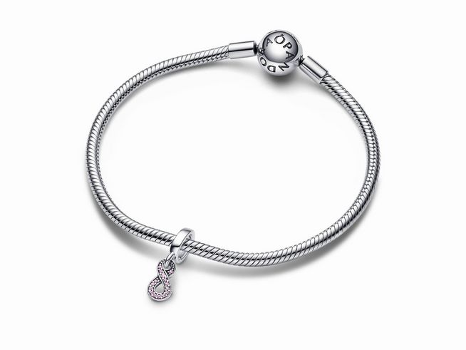 Funkelnder Unendlichkeits-Charm-Anhänger von Pandora aus Sterling Silber mit pinken Kristallen am Bead-Armband, elegant und zeitlos, perfekt für persönliche Momente.