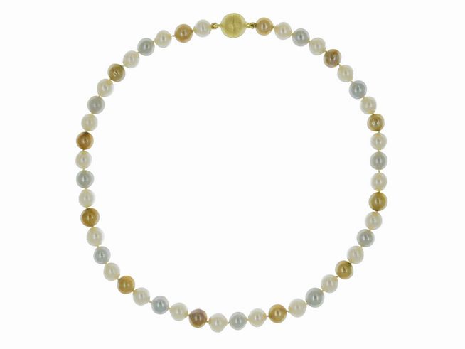 Perlenkette aus Süßwasser-Zuchtperlen in Weiß, Grau und Braun mit einem Durchmesser von 9 bis 9,5 mm und einer Länge von 46 cm, Verschluss aus Silber, Hersteller Juwelier Harnisch.