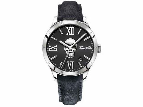 Thomas Sabo WA0210-218-203-43 mm Edelstahlgehäuse Herrenuhr mit schwarz Lederband und schwarzem Zifferblatt, das ein Totenkopf-Motiv zeigt, stilvoll und markant.
